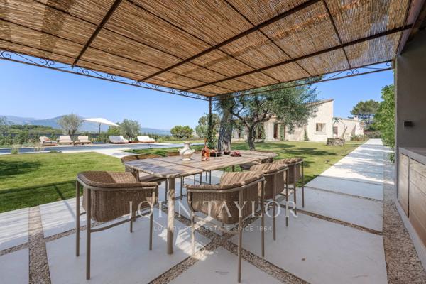 Somptueuse villa en pierre avec vue panoramique et finitions haut de gamme