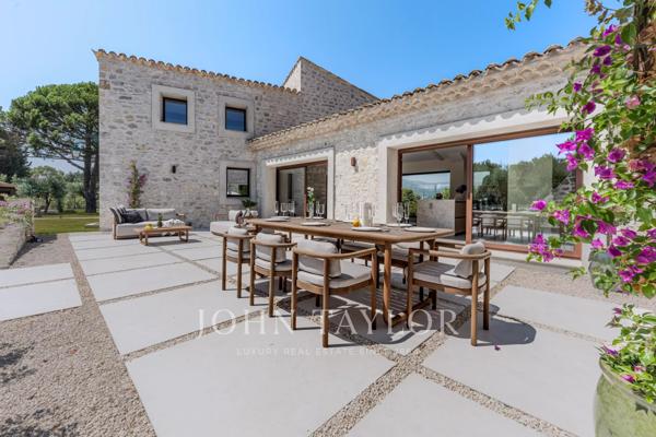 Somptueuse villa en pierre avec vue panoramique et finitions haut de gamme