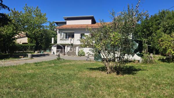 À seulement 9 km de Gap, sur la commune de La Freissinouse, découvrez cette agréable maison de 125 m² habitables, implantée sur un beau terrain plat d’environ 1 200 m² constructible,  lumineuse grâce à une très belle exposition .
La maison se compose d’une pièce de vie, d’une cuisine, de 3 chambres et d’une salle de bains.
Une belle terrasse accessible du salon et de la cuisine vient compléter ces espaces de vie .
La maison dispose également d’un garage et d’un grand sous-sol, offrant un espace de rangement particulièrement appréciable.
Un véritable potentiel supplémentaire est offert avec des combles aménageables donnant au-dessus du garage, permettant de créer, selon vos besoins, une pièce supplémentaire, un bureau ou un espace de loisirs.
Côté confort, plusieurs travaux importants ont déjà été réalisés en 2022 :
isolation thermique par l’extérieur,
fenêtres PVC double vitrage, pompe à chaleur, volets roulants solaires.
La maison ne nécessite pas de gros travaux, mais quelques travaux de finition intérieure, notamment au niveau des sols, permettront de la personnaliser et de lui apporter une belle touche finale.
À l’extérieur, vous profiterez d’un terrain plat d’environ 1 200 m², avec la présence de l’eau du canal pour le jardin, une grande cour et des espaces verts .
Taxe foncière : environ 1 000 € / an.
✨ Une maison idéale pour une famille, offrant de beaux volumes, un terrain agréable, des prestations énergétiques améliorées et un potentiel d’évolution intéressant, le tout à proximité de Gap.
À découvrir sans tarder !
A savoir ! La maison se situe sur le secteur de la Freissinouse mais dépend de la commune de La Roche des Arnauds
DPE en cours de réalisation .