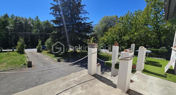 À seulement 9 km de Gap, sur la commune de La Freissinouse, découvrez cette agréable maison de 125 m² habitables, implantée sur un beau terrain plat d’environ 1 200 m² constructible,  lumineuse grâce à une très belle exposition .
La maison se compose d’une pièce de vie, d’une cuisine, de 3 chambres et d’une salle de bains.
Une belle terrasse accessible du salon et de la cuisine vient compléter ces espaces de vie .
La maison dispose également d’un garage et d’un grand sous-sol, offrant un espace de rangement particulièrement appréciable.
Un véritable potentiel supplémentaire est offert avec des combles aménageables donnant au-dessus du garage, permettant de créer, selon vos besoins, une pièce supplémentaire, un bureau ou un espace de loisirs.
Côté confort, plusieurs travaux importants ont déjà été réalisés en 2022 :
isolation thermique par l’extérieur,
fenêtres PVC double vitrage, pompe à chaleur, volets roulants solaires.
La maison ne nécessite pas de gros travaux, mais quelques travaux de finition intérieure, notamment au niveau des sols, permettront de la personnaliser et de lui apporter une belle touche finale.
À l’extérieur, vous profiterez d’un terrain plat d’environ 1 200 m², avec la présence de l’eau du canal pour le jardin, une grande cour et des espaces verts .
Taxe foncière : environ 1 000 € / an.
✨ Une maison idéale pour une famille, offrant de beaux volumes, un terrain agréable, des prestations énergétiques améliorées et un potentiel d’évolution intéressant, le tout à proximité de Gap.
À découvrir sans tarder !
A savoir ! La maison se situe sur le secteur de la Freissinouse mais dépend de la commune de La Roche des Arnauds
DPE en cours de réalisation .