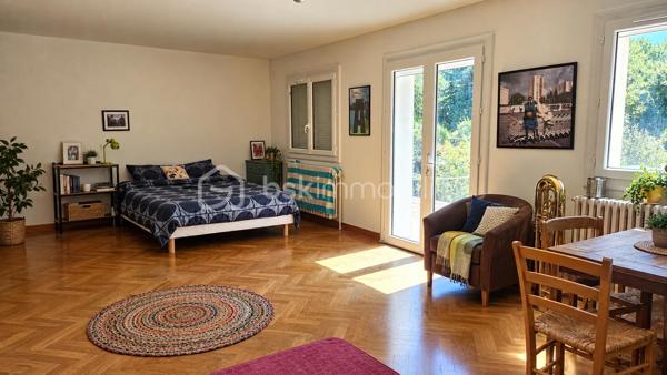 À seulement 9 km de Gap, sur la commune de La Freissinouse, découvrez cette agréable maison de 125 m² habitables, implantée sur un beau terrain plat d’environ 1 200 m² constructible,  lumineuse grâce à une très belle exposition .
La maison se compose d’une pièce de vie, d’une cuisine, de 3 chambres et d’une salle de bains.
Une belle terrasse accessible du salon et de la cuisine vient compléter ces espaces de vie .
La maison dispose également d’un garage et d’un grand sous-sol, offrant un espace de rangement particulièrement appréciable.
Un véritable potentiel supplémentaire est offert avec des combles aménageables donnant au-dessus du garage, permettant de créer, selon vos besoins, une pièce supplémentaire, un bureau ou un espace de loisirs.
Côté confort, plusieurs travaux importants ont déjà été réalisés en 2022 :
isolation thermique par l’extérieur,
fenêtres PVC double vitrage, pompe à chaleur, volets roulants solaires.
La maison ne nécessite pas de gros travaux, mais quelques travaux de finition intérieure, notamment au niveau des sols, permettront de la personnaliser et de lui apporter une belle touche finale.
À l’extérieur, vous profiterez d’un terrain plat d’environ 1 200 m², avec la présence de l’eau du canal pour le jardin, une grande cour et des espaces verts .
Taxe foncière : environ 1 000 € / an.
✨ Une maison idéale pour une famille, offrant de beaux volumes, un terrain agréable, des prestations énergétiques améliorées et un potentiel d’évolution intéressant, le tout à proximité de Gap.
À découvrir sans tarder !
A savoir ! La maison se situe sur le secteur de la Freissinouse mais dépend de la commune de La Roche des Arnauds
DPE en cours de réalisation .