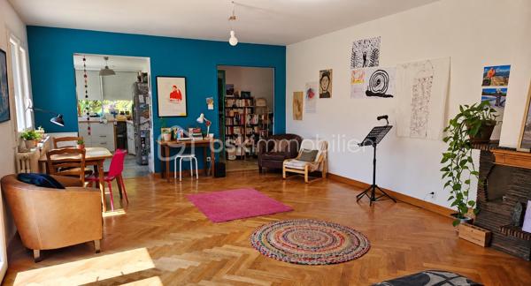 À seulement 9 km de Gap, sur la commune de La Freissinouse, découvrez cette agréable maison de 125 m² habitables, implantée sur un beau terrain plat d’environ 1 200 m² constructible,  lumineuse grâce à une très belle exposition .
La maison se compose d’une pièce de vie, d’une cuisine, de 3 chambres et d’une salle de bains.
Une belle terrasse accessible du salon et de la cuisine vient compléter ces espaces de vie .
La maison dispose également d’un garage et d’un grand sous-sol, offrant un espace de rangement particulièrement appréciable.
Un véritable potentiel supplémentaire est offert avec des combles aménageables donnant au-dessus du garage, permettant de créer, selon vos besoins, une pièce supplémentaire, un bureau ou un espace de loisirs.
Côté confort, plusieurs travaux importants ont déjà été réalisés en 2022 :
isolation thermique par l’extérieur,
fenêtres PVC double vitrage, pompe à chaleur, volets roulants solaires.
La maison ne nécessite pas de gros travaux, mais quelques travaux de finition intérieure, notamment au niveau des sols, permettront de la personnaliser et de lui apporter une belle touche finale.
À l’extérieur, vous profiterez d’un terrain plat d’environ 1 200 m², avec la présence de l’eau du canal pour le jardin, une grande cour et des espaces verts .
Taxe foncière : environ 1 000 € / an.
✨ Une maison idéale pour une famille, offrant de beaux volumes, un terrain agréable, des prestations énergétiques améliorées et un potentiel d’évolution intéressant, le tout à proximité de Gap.
À découvrir sans tarder !
A savoir ! La maison se situe sur le secteur de la Freissinouse mais dépend de la commune de La Roche des Arnauds
DPE en cours de réalisation .