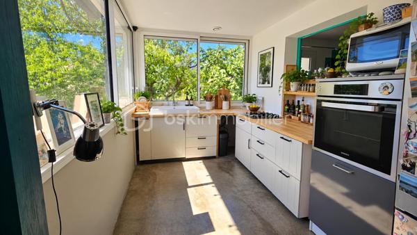 À seulement 9 km de Gap, sur la commune de La Freissinouse, découvrez cette agréable maison de 125 m² habitables, implantée sur un beau terrain plat d’environ 1 200 m² constructible,  lumineuse grâce à une très belle exposition .
La maison se compose d’une pièce de vie, d’une cuisine, de 3 chambres et d’une salle de bains.
Une belle terrasse accessible du salon et de la cuisine vient compléter ces espaces de vie .
La maison dispose également d’un garage et d’un grand sous-sol, offrant un espace de rangement particulièrement appréciable.
Un véritable potentiel supplémentaire est offert avec des combles aménageables donnant au-dessus du garage, permettant de créer, selon vos besoins, une pièce supplémentaire, un bureau ou un espace de loisirs.
Côté confort, plusieurs travaux importants ont déjà été réalisés en 2022 :
isolation thermique par l’extérieur,
fenêtres PVC double vitrage, pompe à chaleur, volets roulants solaires.
La maison ne nécessite pas de gros travaux, mais quelques travaux de finition intérieure, notamment au niveau des sols, permettront de la personnaliser et de lui apporter une belle touche finale.
À l’extérieur, vous profiterez d’un terrain plat d’environ 1 200 m², avec la présence de l’eau du canal pour le jardin, une grande cour et des espaces verts .
Taxe foncière : environ 1 000 € / an.
✨ Une maison idéale pour une famille, offrant de beaux volumes, un terrain agréable, des prestations énergétiques améliorées et un potentiel d’évolution intéressant, le tout à proximité de Gap.
À découvrir sans tarder !
A savoir ! La maison se situe sur le secteur de la Freissinouse mais dépend de la commune de La Roche des Arnauds
DPE en cours de réalisation .