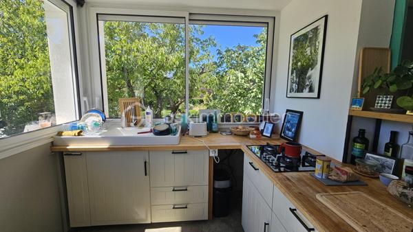 À seulement 9 km de Gap, sur la commune de La Freissinouse, découvrez cette agréable maison de 125 m² habitables, implantée sur un beau terrain plat d’environ 1 200 m² constructible,  lumineuse grâce à une très belle exposition .
La maison se compose d’une pièce de vie, d’une cuisine, de 3 chambres et d’une salle de bains.
Une belle terrasse accessible du salon et de la cuisine vient compléter ces espaces de vie .
La maison dispose également d’un garage et d’un grand sous-sol, offrant un espace de rangement particulièrement appréciable.
Un véritable potentiel supplémentaire est offert avec des combles aménageables donnant au-dessus du garage, permettant de créer, selon vos besoins, une pièce supplémentaire, un bureau ou un espace de loisirs.
Côté confort, plusieurs travaux importants ont déjà été réalisés en 2022 :
isolation thermique par l’extérieur,
fenêtres PVC double vitrage, pompe à chaleur, volets roulants solaires.
La maison ne nécessite pas de gros travaux, mais quelques travaux de finition intérieure, notamment au niveau des sols, permettront de la personnaliser et de lui apporter une belle touche finale.
À l’extérieur, vous profiterez d’un terrain plat d’environ 1 200 m², avec la présence de l’eau du canal pour le jardin, une grande cour et des espaces verts .
Taxe foncière : environ 1 000 € / an.
✨ Une maison idéale pour une famille, offrant de beaux volumes, un terrain agréable, des prestations énergétiques améliorées et un potentiel d’évolution intéressant, le tout à proximité de Gap.
À découvrir sans tarder !
A savoir ! La maison se situe sur le secteur de la Freissinouse mais dépend de la commune de La Roche des Arnauds
DPE en cours de réalisation .