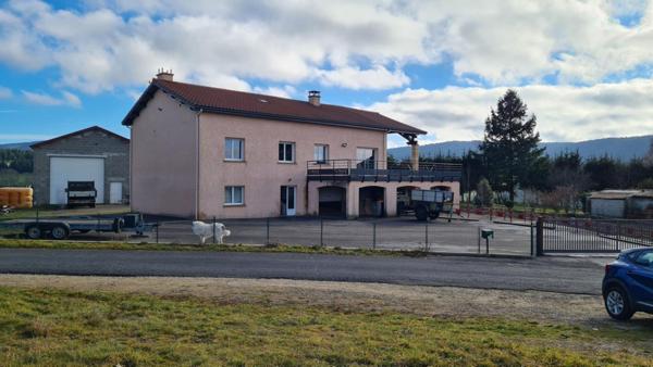 Entre Riotord 43220 et Marlhes 42660 maison sur sous-sol complet 175m² habitables 3/4 chambres sur 2643m² de terrain avec entrepôt indépendant de 160m²  idéal pour un artisan