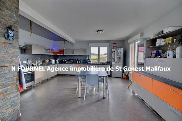 Entre Riotord 43220 et Marlhes 42660 maison sur sous-sol complet 175m² habitables 3/4 chambres sur 2643m² de terrain avec entrepôt indépendant de 160m²  idéal pour un artisan