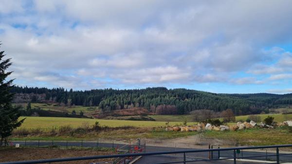 Entre Riotord 43220 et Marlhes 42660 maison sur sous-sol complet 175m² habitables 3/4 chambres sur 2643m² de terrain avec entrepôt indépendant de 160m²  idéal pour un artisan