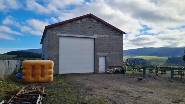 Entre Riotord 43220 et Marlhes 42660 maison sur sous-sol complet 175m² habitables 3/4 chambres sur 2643m² de terrain avec entrepôt indépendant de 160m²  idéal pour un artisan