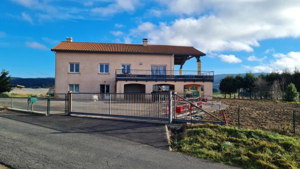 Entre Riotord 43220 et Marlhes 42660 maison sur sous-sol complet 175m² habitables 3/4 chambres sur 2643m² de terrain avec entrepôt indépendant de 160m²  idéal pour un artisan