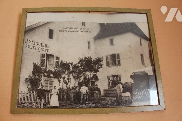 Spacieuse et lumineuse maison historique (ancien café du village), avec dépendances