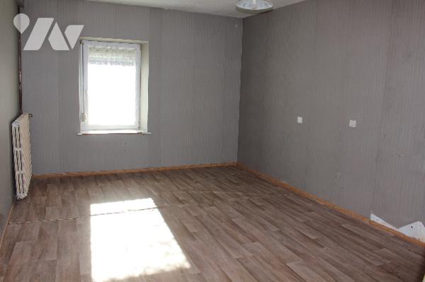 Spacieuse et lumineuse maison historique (ancien café du village), avec dépendances