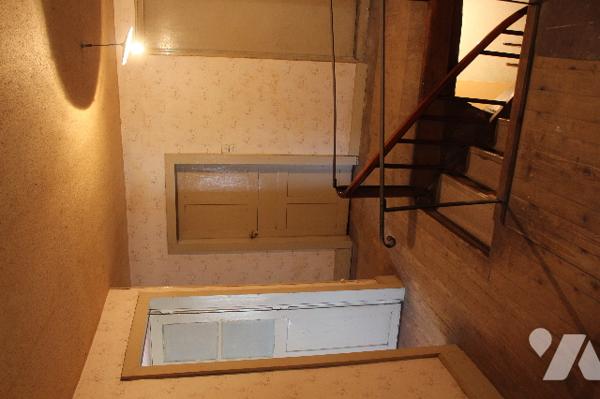 Spacieuse et lumineuse maison historique (ancien café du village), avec dépendances