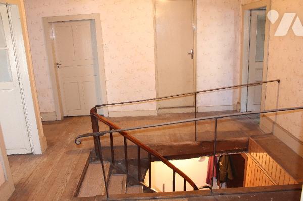 Spacieuse et lumineuse maison historique (ancien café du village), avec dépendances