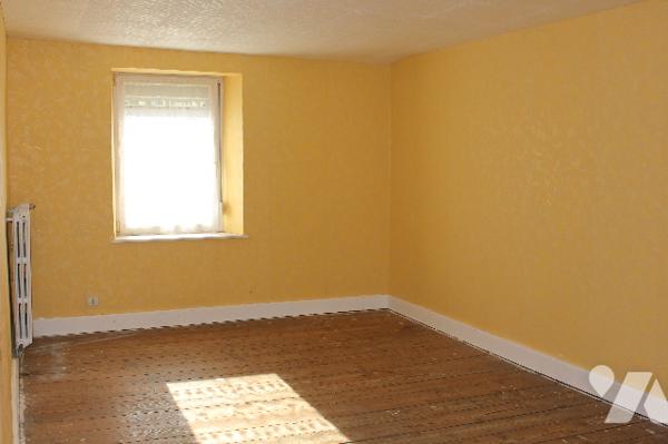 Spacieuse et lumineuse maison historique (ancien café du village), avec dépendances