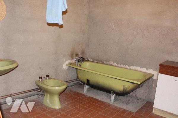 Spacieuse et lumineuse maison historique (ancien café du village), avec dépendances