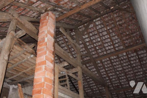 Spacieuse et lumineuse maison historique (ancien café du village), avec dépendances