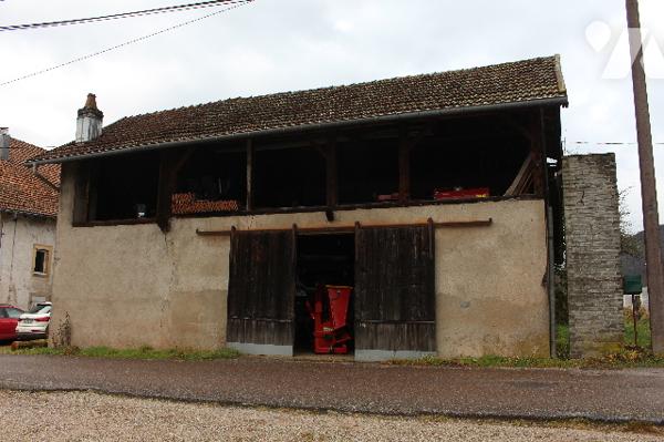 Spacieuse et lumineuse maison historique (ancien café du village), avec dépendances