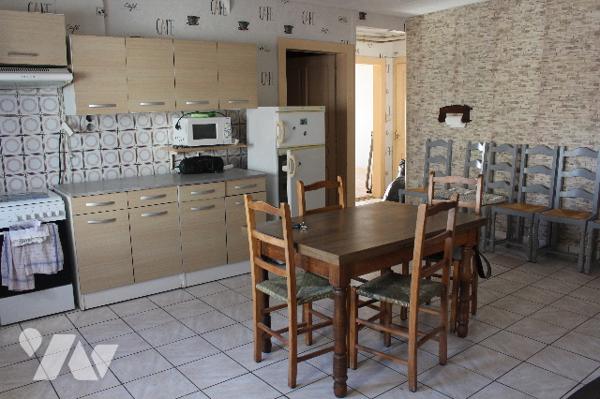 Spacieuse et lumineuse maison historique (ancien café du village), avec dépendances