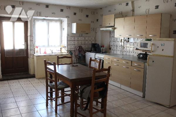 Spacieuse et lumineuse maison historique (ancien café du village), avec dépendances