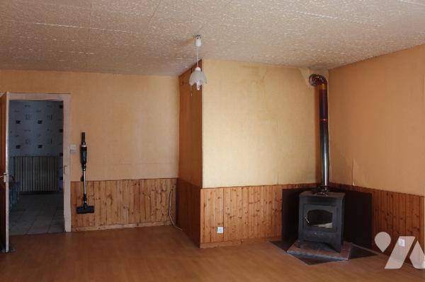 Spacieuse et lumineuse maison historique (ancien café du village), avec dépendances