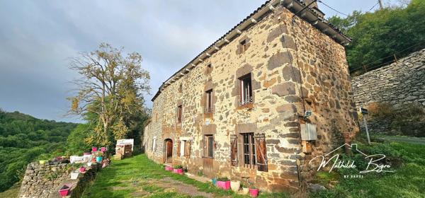 Molompize – Maison en pierre avec dépendances