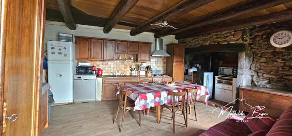 Molompize – Maison en pierre avec dépendances