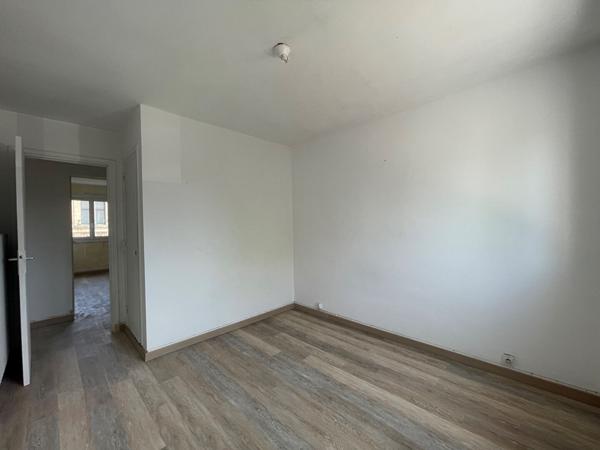À vendre : Appartement spacieux de 5 pièces à Vannes à rénover - cave et parking