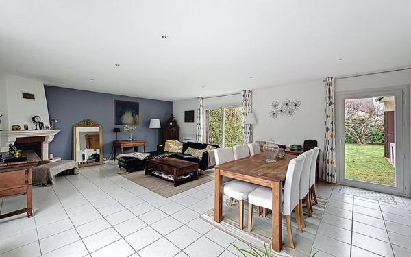 Maison à vendre    5 pièces • 106 m2 Voisins-le-Bretonneux