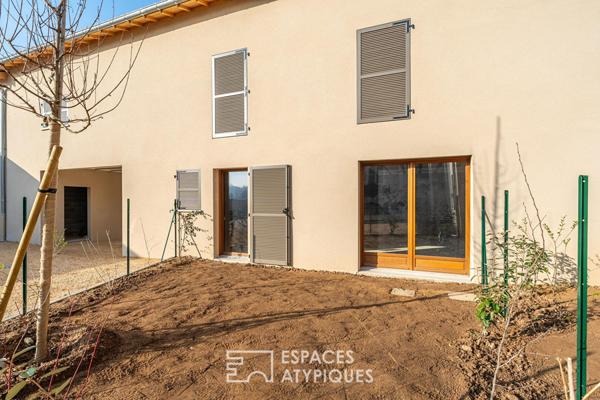 Maison neuve avec jardin et stationnement