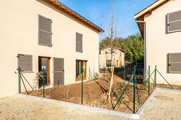 Maison neuve avec jardin et stationnement