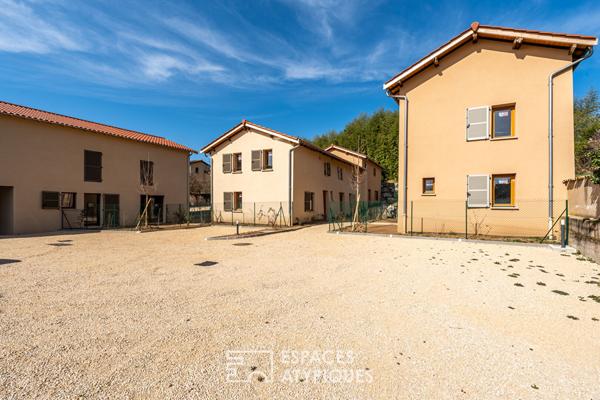 Maison neuve avec jardin et stationnement