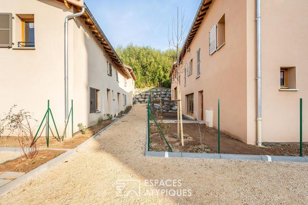Maison neuve avec jardin et stationnement