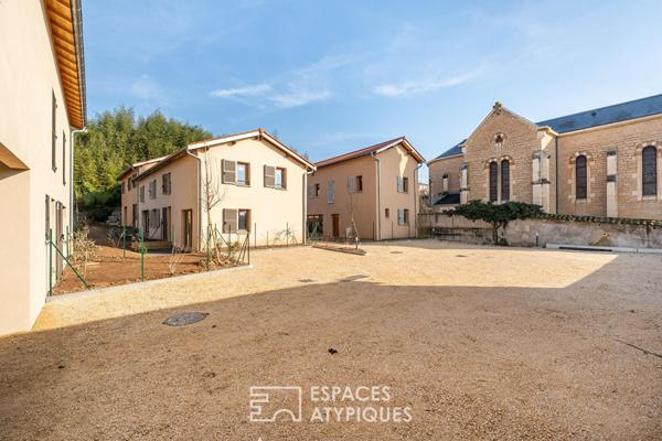 Maison neuve avec jardin et stationnement