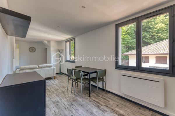 Uriage les Bains- T2- Vendu libre de toute occupation- 1er étage/1
A découvrir en exclusivité 709 rte de Gières a Uriage-les-Bains, à mi-chemin entre Grenoble et les stations de ski, ce joli T2 de 36m², qui offre un cadre de vie agréable, entre calme et proximité des commodités.
Il se compose d'un coin cuisine équipée semi-ouverte sur la pièce à vivre, une chambre, ainsi qu'une salle d'eau avec WC.
Exposition: Nord/Est.
Un produit parfait pour un investissement locatif ou un pied à terre dans un endroit attractif et propice au tourisme (Commune NON SOUMISE A L'ENCANDREMENT DES LOYERS).
Une cave accompagne le logement + une belle terrasse commune, ainsi qu'une place de parking attitrée.
La copropriété à taille humaine est en gestion bénévole, sans charges de copropriété avec 5 lots principaux.
La taxe foncière est de 780 euros.

Ne manquez pas l'opportunité de visiter cette appartement !
Contactez-moi dès maintenant pour organiser votre visite, et vous accompagner sur ce projet !!!