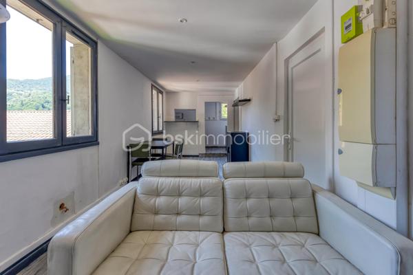 Uriage les Bains- T2- Vendu libre de toute occupation- 1er étage/1
A découvrir en exclusivité 709 rte de Gières a Uriage-les-Bains, à mi-chemin entre Grenoble et les stations de ski, ce joli T2 de 36m², qui offre un cadre de vie agréable, entre calme et proximité des commodités.
Il se compose d'un coin cuisine équipée semi-ouverte sur la pièce à vivre, une chambre, ainsi qu'une salle d'eau avec WC.
Exposition: Nord/Est.
Un produit parfait pour un investissement locatif ou un pied à terre dans un endroit attractif et propice au tourisme (Commune NON SOUMISE A L'ENCANDREMENT DES LOYERS).
Une cave accompagne le logement + une belle terrasse commune, ainsi qu'une place de parking attitrée.
La copropriété à taille humaine est en gestion bénévole, sans charges de copropriété avec 5 lots principaux.
La taxe foncière est de 780 euros.

Ne manquez pas l'opportunité de visiter cette appartement !
Contactez-moi dès maintenant pour organiser votre visite, et vous accompagner sur ce projet !!!