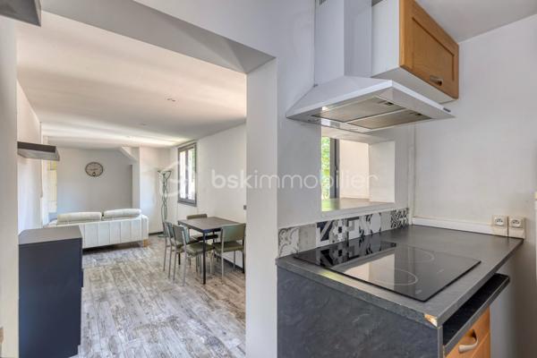 Uriage les Bains- T2- Vendu libre de toute occupation- 1er étage/1
A découvrir en exclusivité 709 rte de Gières a Uriage-les-Bains, à mi-chemin entre Grenoble et les stations de ski, ce joli T2 de 36m², qui offre un cadre de vie agréable, entre calme et proximité des commodités.
Il se compose d'un coin cuisine équipée semi-ouverte sur la pièce à vivre, une chambre, ainsi qu'une salle d'eau avec WC.
Exposition: Nord/Est.
Un produit parfait pour un investissement locatif ou un pied à terre dans un endroit attractif et propice au tourisme (Commune NON SOUMISE A L'ENCANDREMENT DES LOYERS).
Une cave accompagne le logement + une belle terrasse commune, ainsi qu'une place de parking attitrée.
La copropriété à taille humaine est en gestion bénévole, sans charges de copropriété avec 5 lots principaux.
La taxe foncière est de 780 euros.

Ne manquez pas l'opportunité de visiter cette appartement !
Contactez-moi dès maintenant pour organiser votre visite, et vous accompagner sur ce projet !!!