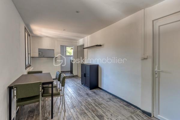 Uriage les Bains- T2- Vendu libre de toute occupation- 1er étage/1
A découvrir en exclusivité 709 rte de Gières a Uriage-les-Bains, à mi-chemin entre Grenoble et les stations de ski, ce joli T2 de 36m², qui offre un cadre de vie agréable, entre calme et proximité des commodités.
Il se compose d'un coin cuisine équipée semi-ouverte sur la pièce à vivre, une chambre, ainsi qu'une salle d'eau avec WC.
Exposition: Nord/Est.
Un produit parfait pour un investissement locatif ou un pied à terre dans un endroit attractif et propice au tourisme (Commune NON SOUMISE A L'ENCANDREMENT DES LOYERS).
Une cave accompagne le logement + une belle terrasse commune, ainsi qu'une place de parking attitrée.
La copropriété à taille humaine est en gestion bénévole, sans charges de copropriété avec 5 lots principaux.
La taxe foncière est de 780 euros.

Ne manquez pas l'opportunité de visiter cette appartement !
Contactez-moi dès maintenant pour organiser votre visite, et vous accompagner sur ce projet !!!