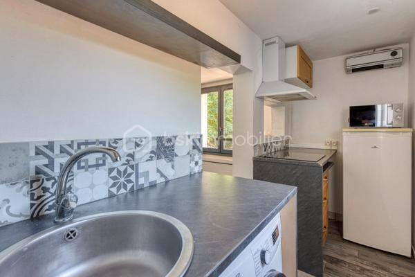 Uriage les Bains- T2- Vendu libre de toute occupation- 1er étage/1
A découvrir en exclusivité 709 rte de Gières a Uriage-les-Bains, à mi-chemin entre Grenoble et les stations de ski, ce joli T2 de 36m², qui offre un cadre de vie agréable, entre calme et proximité des commodités.
Il se compose d'un coin cuisine équipée semi-ouverte sur la pièce à vivre, une chambre, ainsi qu'une salle d'eau avec WC.
Exposition: Nord/Est.
Un produit parfait pour un investissement locatif ou un pied à terre dans un endroit attractif et propice au tourisme (Commune NON SOUMISE A L'ENCANDREMENT DES LOYERS).
Une cave accompagne le logement + une belle terrasse commune, ainsi qu'une place de parking attitrée.
La copropriété à taille humaine est en gestion bénévole, sans charges de copropriété avec 5 lots principaux.
La taxe foncière est de 780 euros.

Ne manquez pas l'opportunité de visiter cette appartement !
Contactez-moi dès maintenant pour organiser votre visite, et vous accompagner sur ce projet !!!
