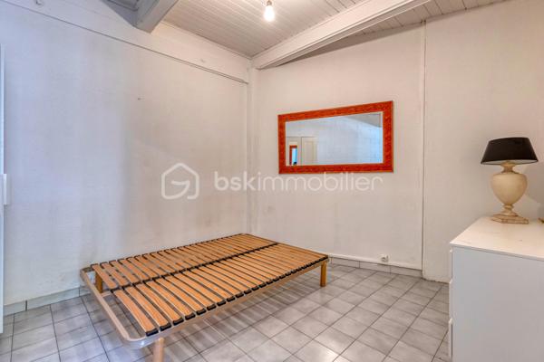 Uriage les Bains- T2- Vendu libre de toute occupation- 1er étage/1
A découvrir en exclusivité 709 rte de Gières a Uriage-les-Bains, à mi-chemin entre Grenoble et les stations de ski, ce joli T2 de 36m², qui offre un cadre de vie agréable, entre calme et proximité des commodités.
Il se compose d'un coin cuisine équipée semi-ouverte sur la pièce à vivre, une chambre, ainsi qu'une salle d'eau avec WC.
Exposition: Nord/Est.
Un produit parfait pour un investissement locatif ou un pied à terre dans un endroit attractif et propice au tourisme (Commune NON SOUMISE A L'ENCANDREMENT DES LOYERS).
Une cave accompagne le logement + une belle terrasse commune, ainsi qu'une place de parking attitrée.
La copropriété à taille humaine est en gestion bénévole, sans charges de copropriété avec 5 lots principaux.
La taxe foncière est de 780 euros.

Ne manquez pas l'opportunité de visiter cette appartement !
Contactez-moi dès maintenant pour organiser votre visite, et vous accompagner sur ce projet !!!
