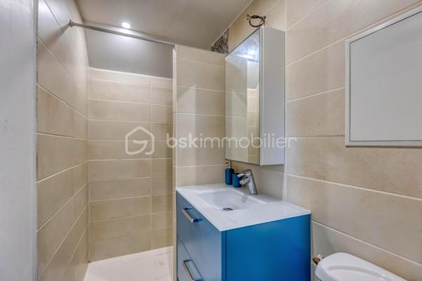 Uriage les Bains- T2- Vendu libre de toute occupation- 1er étage/1
A découvrir en exclusivité 709 rte de Gières a Uriage-les-Bains, à mi-chemin entre Grenoble et les stations de ski, ce joli T2 de 36m², qui offre un cadre de vie agréable, entre calme et proximité des commodités.
Il se compose d'un coin cuisine équipée semi-ouverte sur la pièce à vivre, une chambre, ainsi qu'une salle d'eau avec WC.
Exposition: Nord/Est.
Un produit parfait pour un investissement locatif ou un pied à terre dans un endroit attractif et propice au tourisme (Commune NON SOUMISE A L'ENCANDREMENT DES LOYERS).
Une cave accompagne le logement + une belle terrasse commune, ainsi qu'une place de parking attitrée.
La copropriété à taille humaine est en gestion bénévole, sans charges de copropriété avec 5 lots principaux.
La taxe foncière est de 780 euros.

Ne manquez pas l'opportunité de visiter cette appartement !
Contactez-moi dès maintenant pour organiser votre visite, et vous accompagner sur ce projet !!!