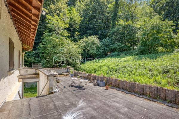 Uriage les Bains- T2- Vendu libre de toute occupation- 1er étage/1
A découvrir en exclusivité 709 rte de Gières a Uriage-les-Bains, à mi-chemin entre Grenoble et les stations de ski, ce joli T2 de 36m², qui offre un cadre de vie agréable, entre calme et proximité des commodités.
Il se compose d'un coin cuisine équipée semi-ouverte sur la pièce à vivre, une chambre, ainsi qu'une salle d'eau avec WC.
Exposition: Nord/Est.
Un produit parfait pour un investissement locatif ou un pied à terre dans un endroit attractif et propice au tourisme (Commune NON SOUMISE A L'ENCANDREMENT DES LOYERS).
Une cave accompagne le logement + une belle terrasse commune, ainsi qu'une place de parking attitrée.
La copropriété à taille humaine est en gestion bénévole, sans charges de copropriété avec 5 lots principaux.
La taxe foncière est de 780 euros.

Ne manquez pas l'opportunité de visiter cette appartement !
Contactez-moi dès maintenant pour organiser votre visite, et vous accompagner sur ce projet !!!