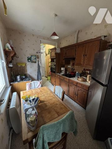 CAMBRAi, Maison Mitoyenne , 3 chambres et terrain