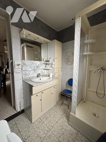 CAMBRAi, Maison Mitoyenne , 3 chambres et terrain