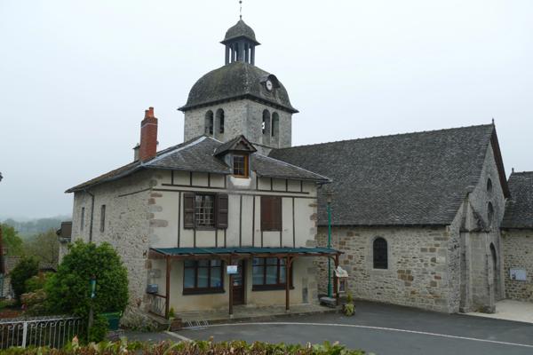 Grande maison rénovée avec atelier ou local commercial, terrasse panoramique et jardin (Mourjou - Puycapel, 15)