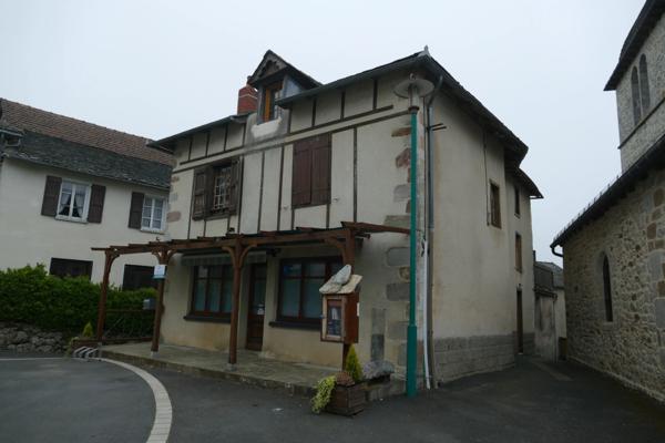 Grande maison rénovée avec atelier ou local commercial, terrasse panoramique et jardin (Mourjou - Puycapel, 15)