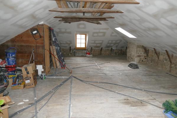 Grande maison rénovée avec atelier ou local commercial, terrasse panoramique et jardin (Mourjou - Puycapel, 15)