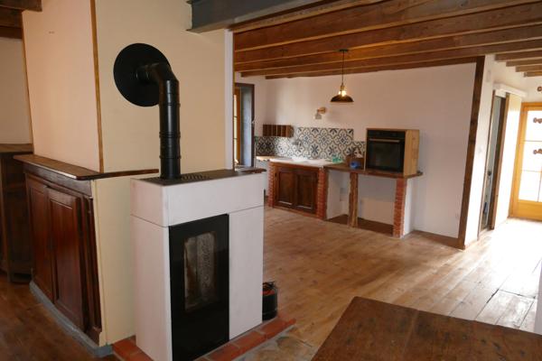 Grande maison rénovée avec atelier ou local commercial, terrasse panoramique et jardin (Mourjou - Puycapel, 15)