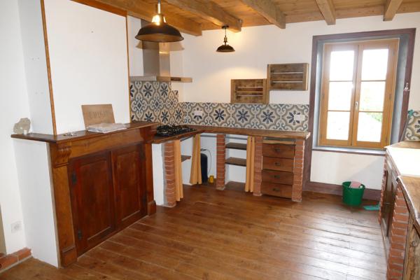 Grande maison rénovée avec atelier ou local commercial, terrasse panoramique et jardin (Mourjou - Puycapel, 15)