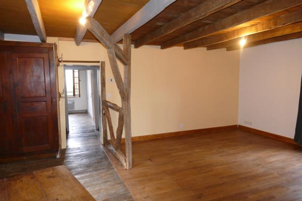 Grande maison rénovée avec atelier ou local commercial, terrasse panoramique et jardin (Mourjou - Puycapel, 15)