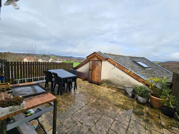 Grande maison rénovée avec atelier ou local commercial, terrasse panoramique et jardin (Mourjou - Puycapel, 15)